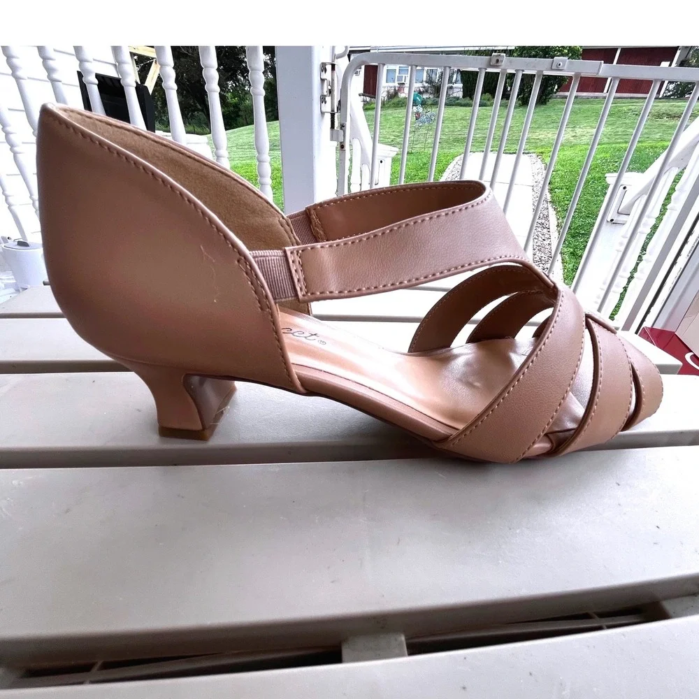Easy Street Essie Nude Dress Sandals Womens 7.5 W Wide Low Kitten Heel Strappy
